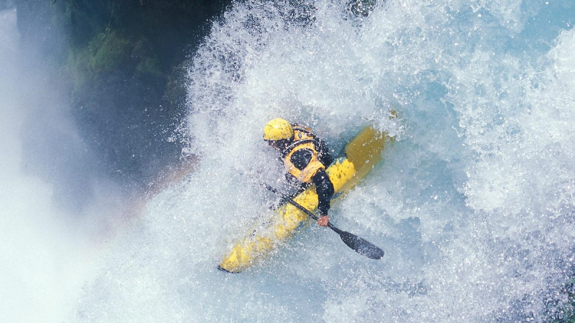东契奇对决库里控卫之争再起，库里与东契奇拥抱照片